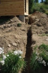Výkop pro odvod šedé vody směřuje pod zeleninové záhony (14.8.2012)