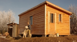 Do konce roku jsme ještě stihli postavit přístřešek na dřevo a kůlnu (29.12.2012)