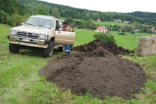 Komodity k nezaplacení - kompost, koňský hnůj a David se svým teréňákem (Kozlenec, 26.9.2012)