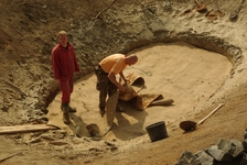 Na písek se pokládá starý koberec/geotextilie (Kozlenec, 1.4.2014)